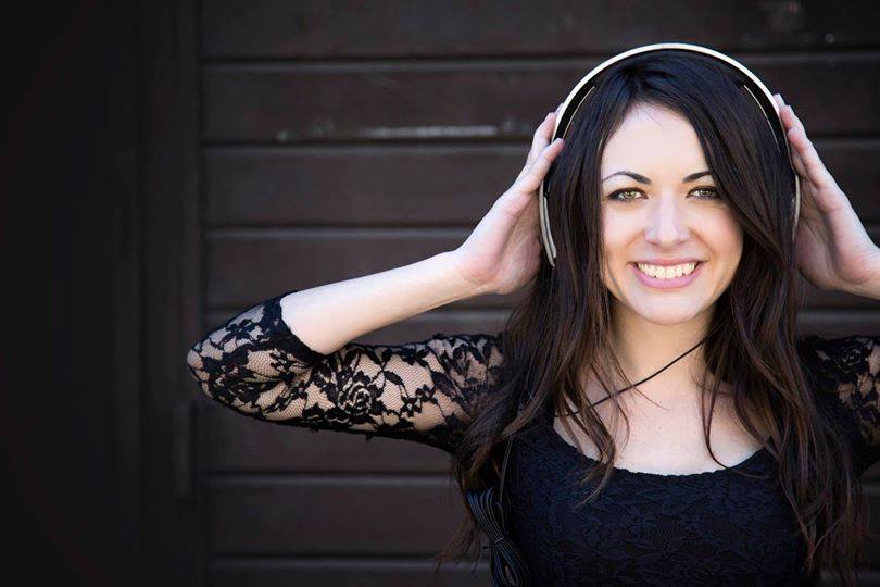 Speaker in cuffia durante una diretta radiofonica